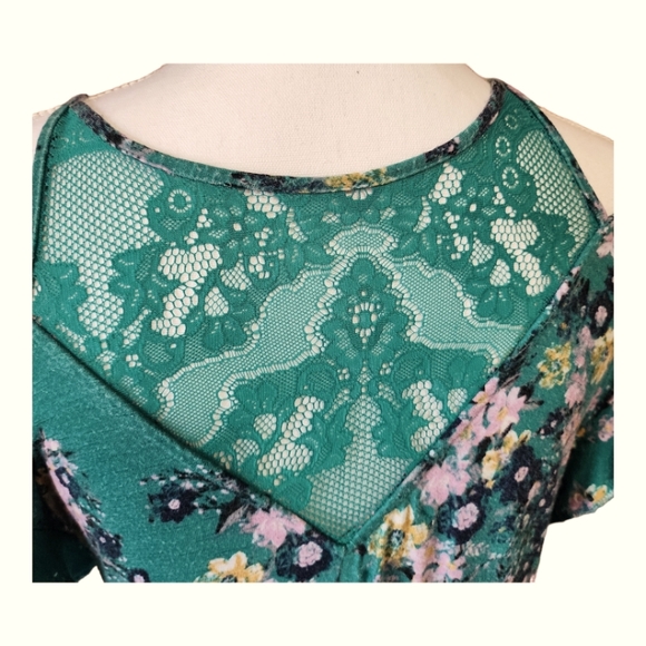 Maurices Women's Floral Cold Shoulder Top, Short Sleeve, Size Medium, M - Picture 9 of 14